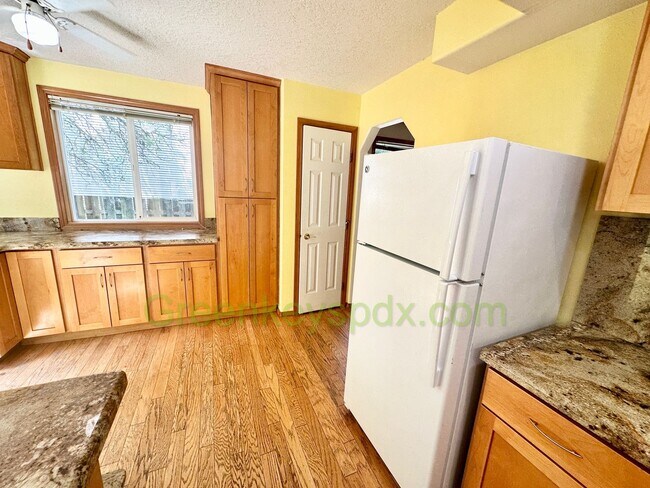 Building Photo - Beautiful 3-Bedroom House with 2.5 Bathroo...
