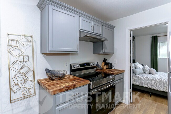 Building Photo - 614 Adams Ave