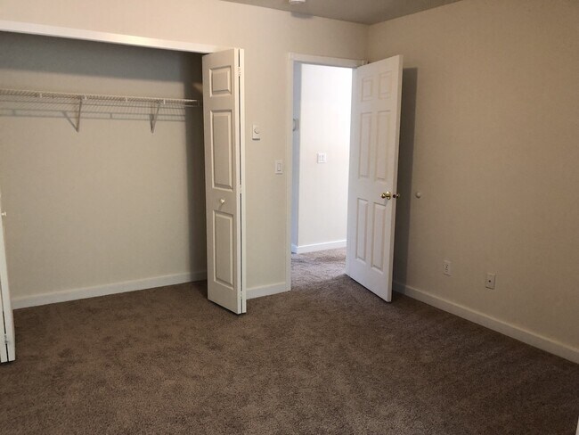 Building Photo - Beautiful Townhouse in Prime Tigard Locati...