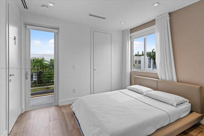 Building Photo - 7440 NW 100th Ct