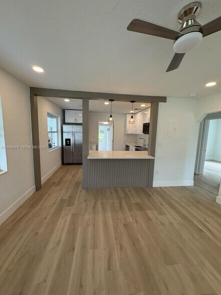 Building Photo - 825 S 28th Ave