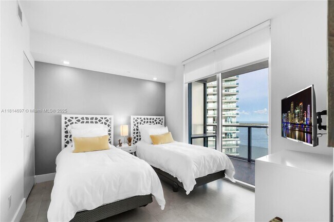 Building Photo - 1300 Brickell Bay Dr