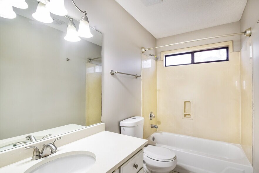 Building Photo - 2703 Misty Woods Cove N