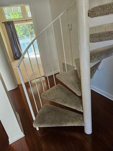 spiral stairway to loft - 7532 Seaspring Dr