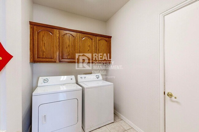 Building Photo - Elegant 5-Bedroom Home for Rent in Prime C...