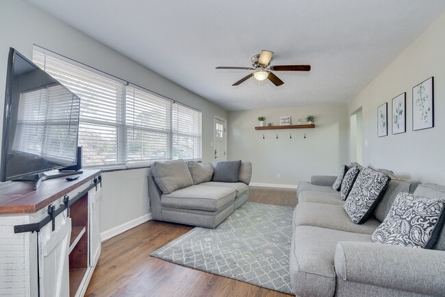 Building Photo - 2426 Brentwood Pl