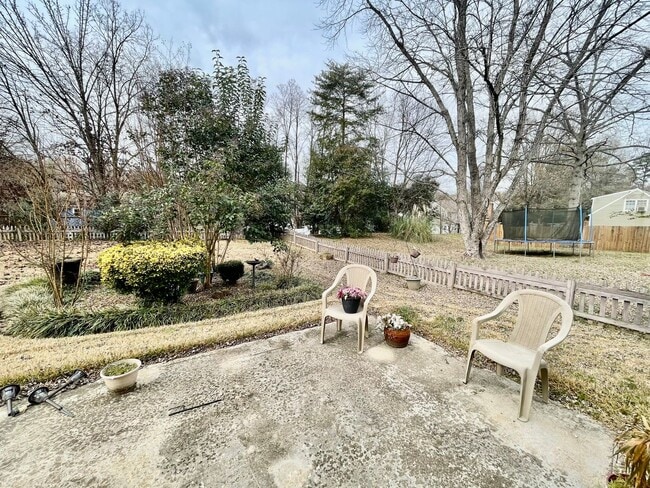 Building Photo - Welcome to this beautiful 5-bedroom, 2-bathroom home located in the vibrant city of Charlotte, NC