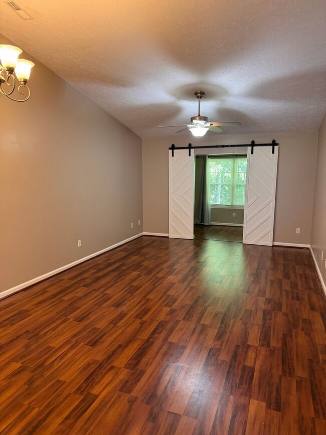 Building Photo - 2 Bedroom || 2 Bathroom - Single Level Tow...