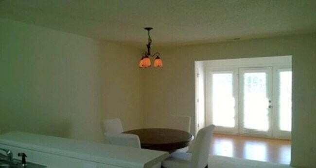 Building Photo - 2 bedroom/2 bathroom- Westgate at Williamsburg