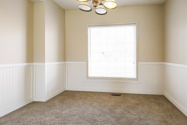 Building Photo - Spacious 4 Bedroom Home
