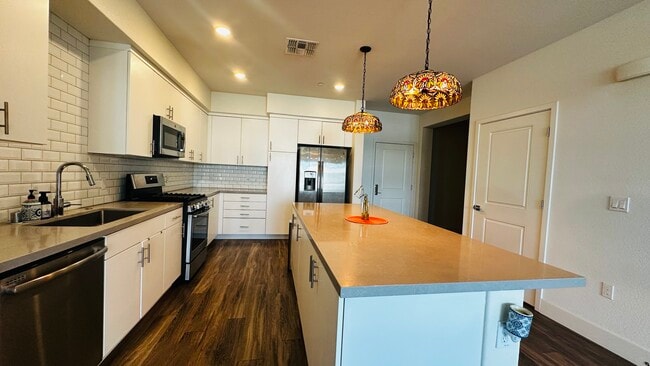 Building Photo - 5933 Sunstone Dr