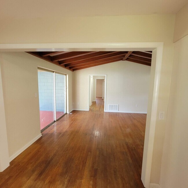 Building Photo - 3 bed, 2 bath 2 car carport