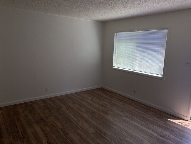 Building Photo - 124 W 8th St