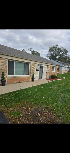 Side of the house - 42 Sauk Trl