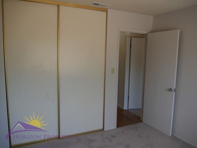 Building Photo - 6826/6828 Klingon Ct