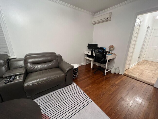 Building Photo - 11 Beverly Pl