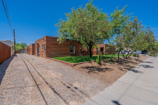 Building Photo - 305-315 N Highland Ave