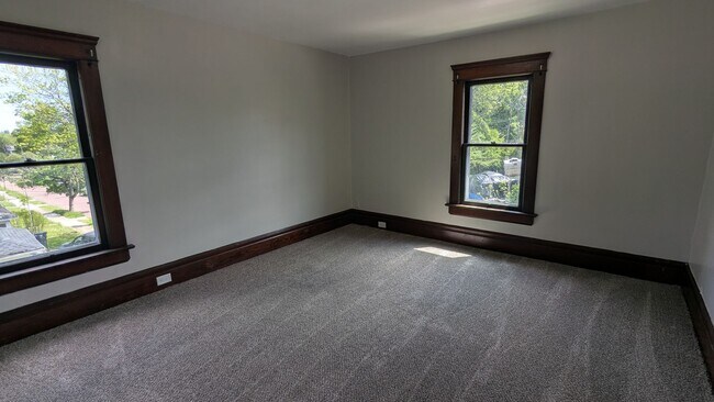 Building Photo - Spacious 5-bedroom, 1-bath home offers flexible living across multiple levels in Akron