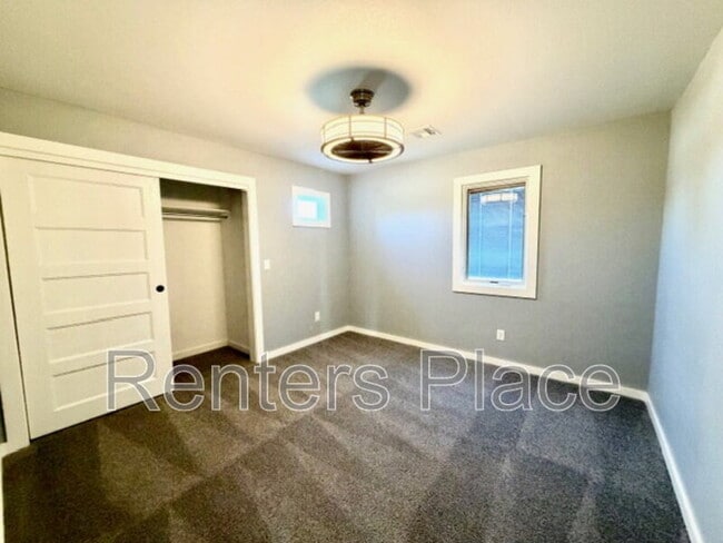 Building Photo - 415 S Victor Ave