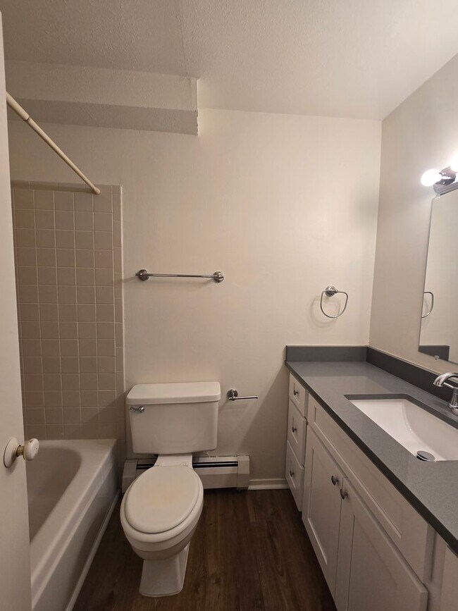 Building Photo - Beautifully Renovated Condo With Huge Balcony!