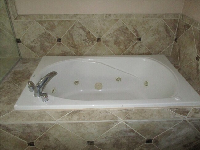 Building Photo - 703 St Charles St