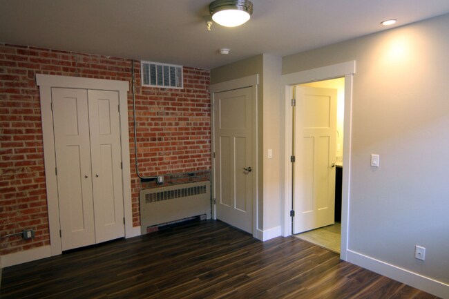 Building Photo - 623 S Wolcott St