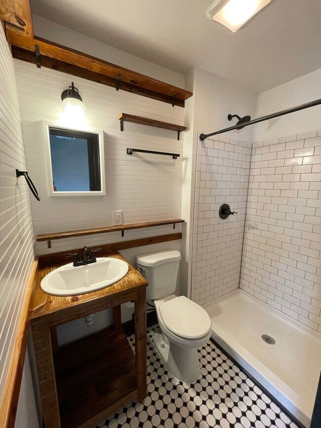Building Photo - 1/2 off 1 month-Charming Industrial 4 Bedroom/4 Bathroom Apartment in Pigtown, MD!
