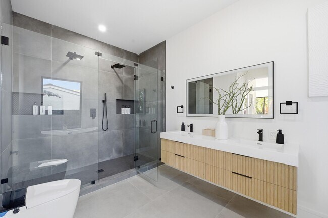 Building Photo - 1308 Avocado Isle
