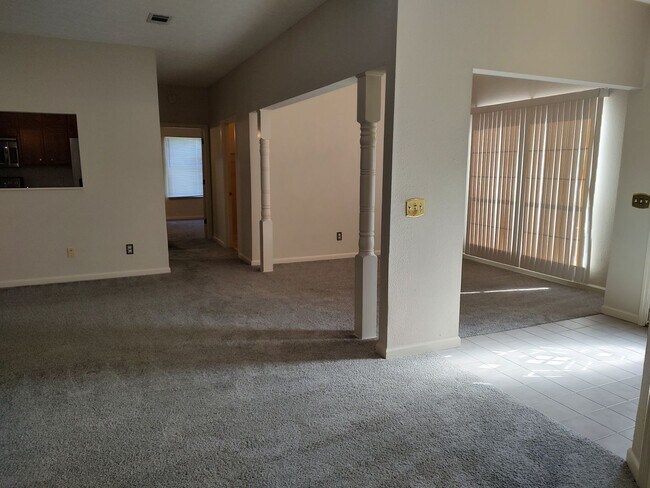 Building Photo - Spacious Home Conveniently Located in a Quiet Neighborhood!