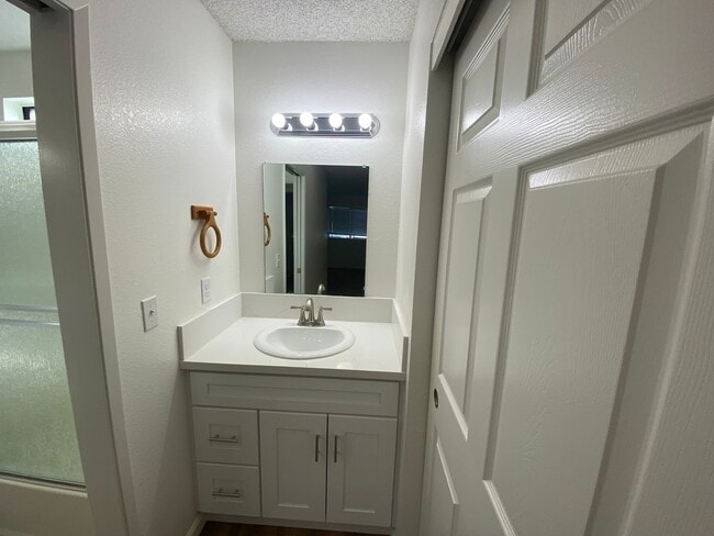 Building Photo - La Tierra Garden Apartment (29)