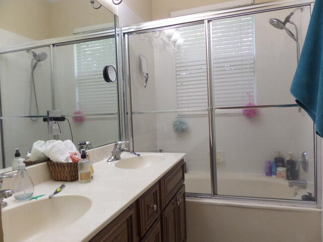 Building Photo - 829 Pipers Cay Dr