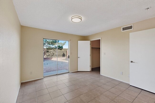 Building Photo - 4 bedroom 2.5 bath home in East El Paso!