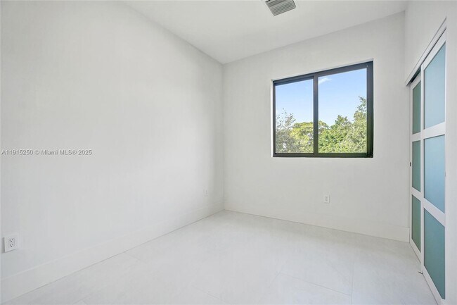 Building Photo - 119 NE 118th St