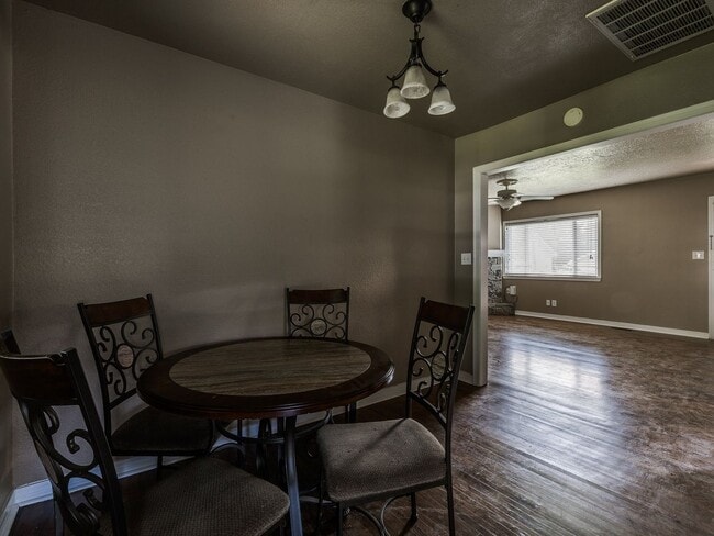 Building Photo - Great home, 4 bedrooms or 3+study, 1.5 bat...