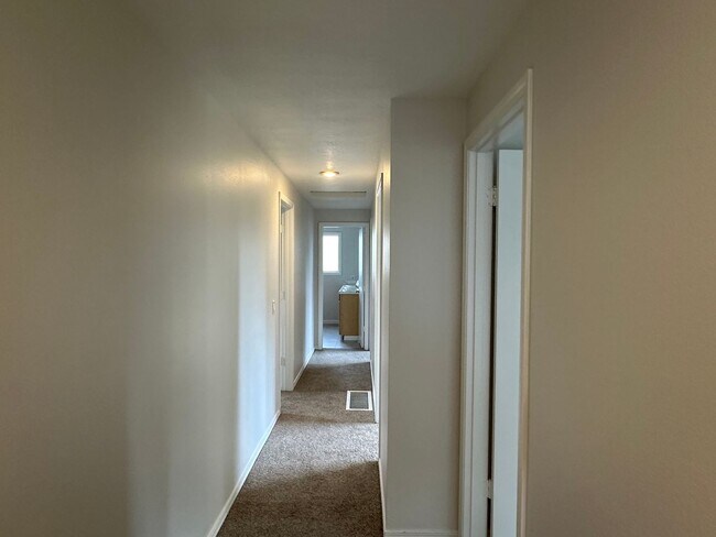 Building Photo - Beautiful 4BD Home | Fireplace, Fenced Backyard, Deck, Garage & A/C