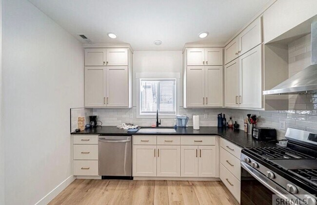 Building Photo - Like-New 3BD/2.5BA Home | Garage + Fenced Yard + W/D Included! $500.00 Rent Credit for the month ...