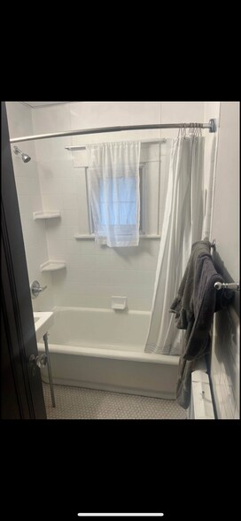 Building Photo - 449 Richmond Ave