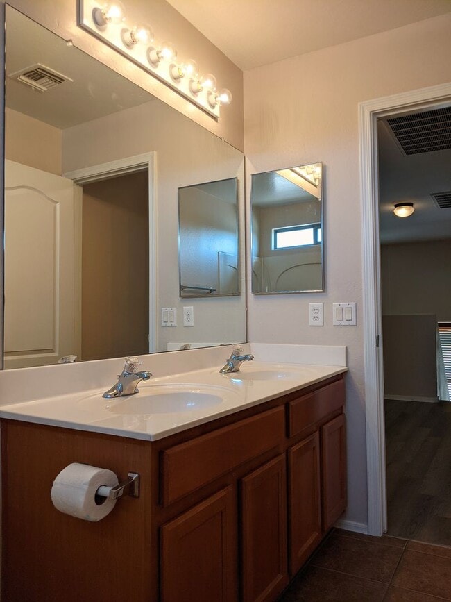 Building Photo - 4 Bedroom Home Near W Southern Ave and S 7...