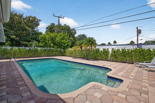 Building Photo - 704 Juniper Dr