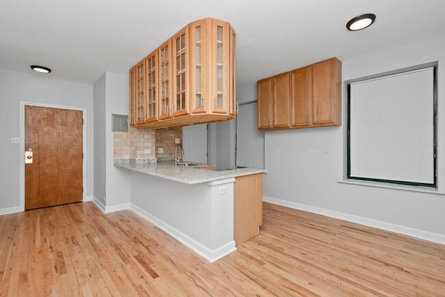 Building Photo - One Bedroom Unit in South Shore - Move In Fee Special