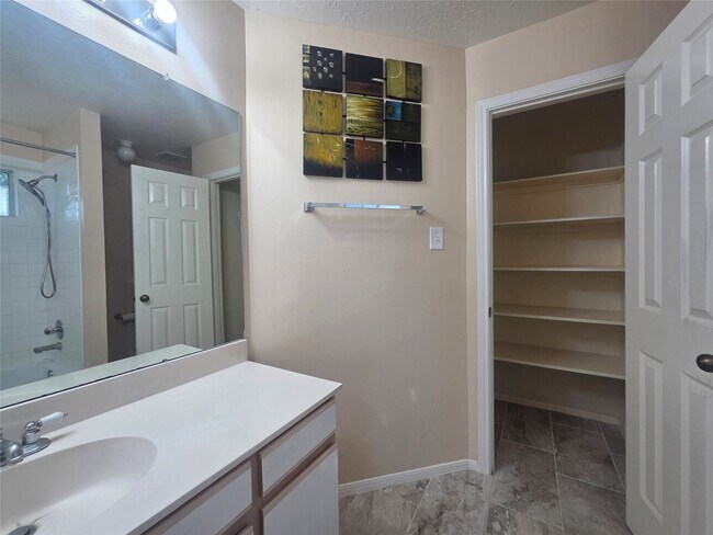 Building Photo - 16102 Mission Village Dr