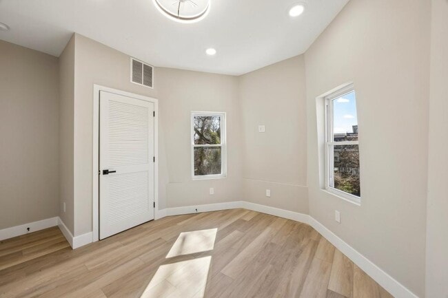 Building Photo - 6150 W Columbia Ave