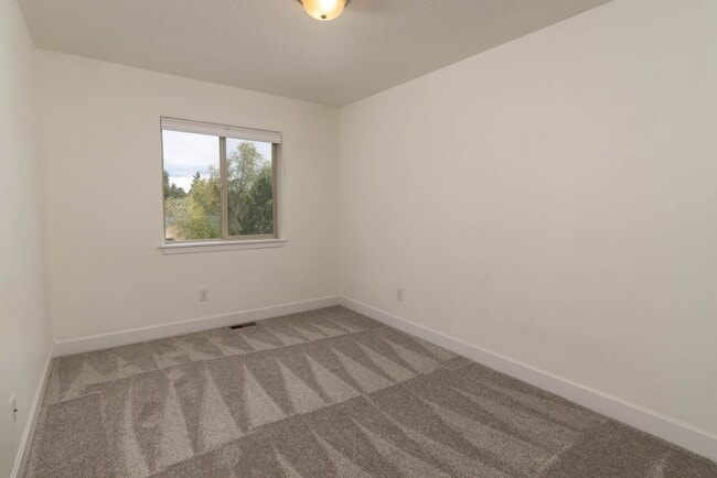 Building Photo - Refined Living in the Heart of Bend — Fully Remodeled Home for Lease