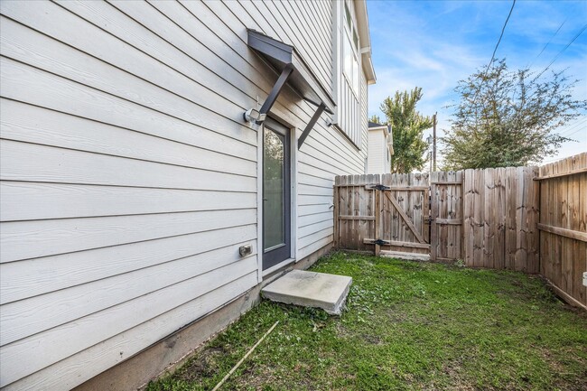 Building Photo - 105 W Whitney St