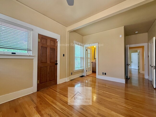 Building Photo - 429 E San Rafael St