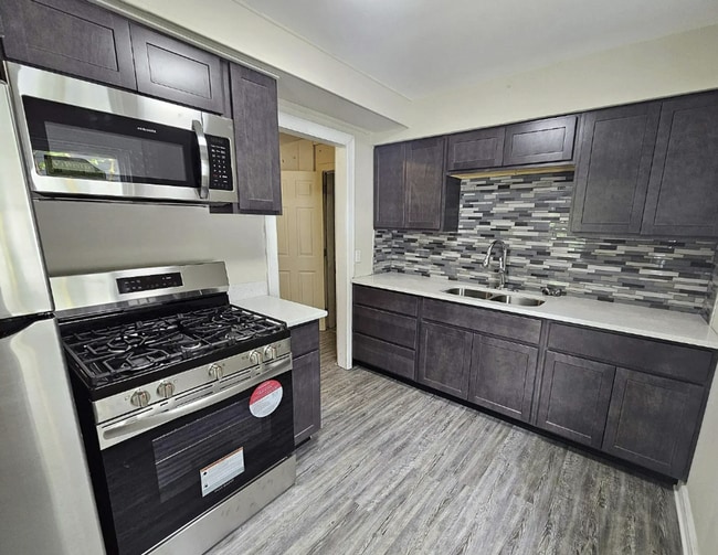 Building Photo - Newly Renovated 3 Bedroom
