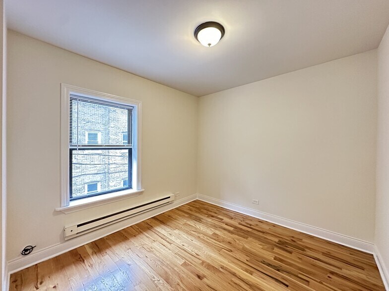 Building Photo - 633 W Cornelia Ave