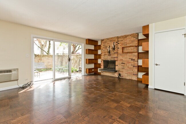 Primary Photo - 588 W Hawthorne Pl