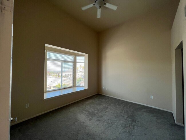 Building Photo - 2 bed 2 bath condo with laundry, A/C and fireplace! Heart of Banker's Hill!