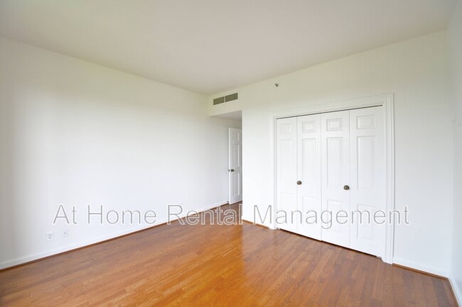 Building Photo - 2121 S Yorktown Ave